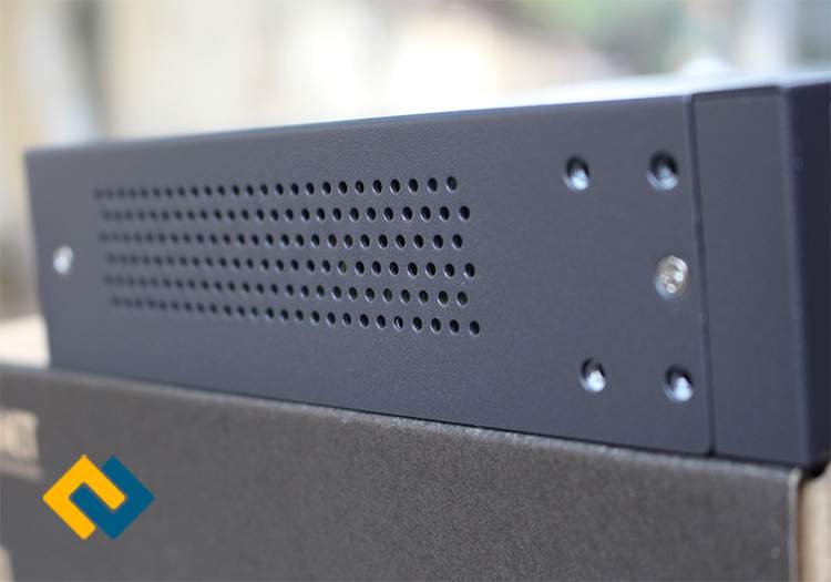 Hệ thống lỗ tản nhiệt ở 2 bên của Switch